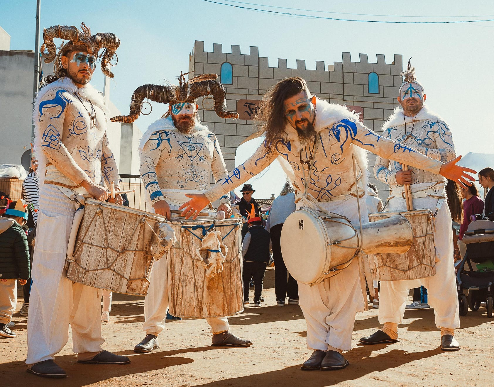 Rithual's con personajes fantásticos vestidos de blanco