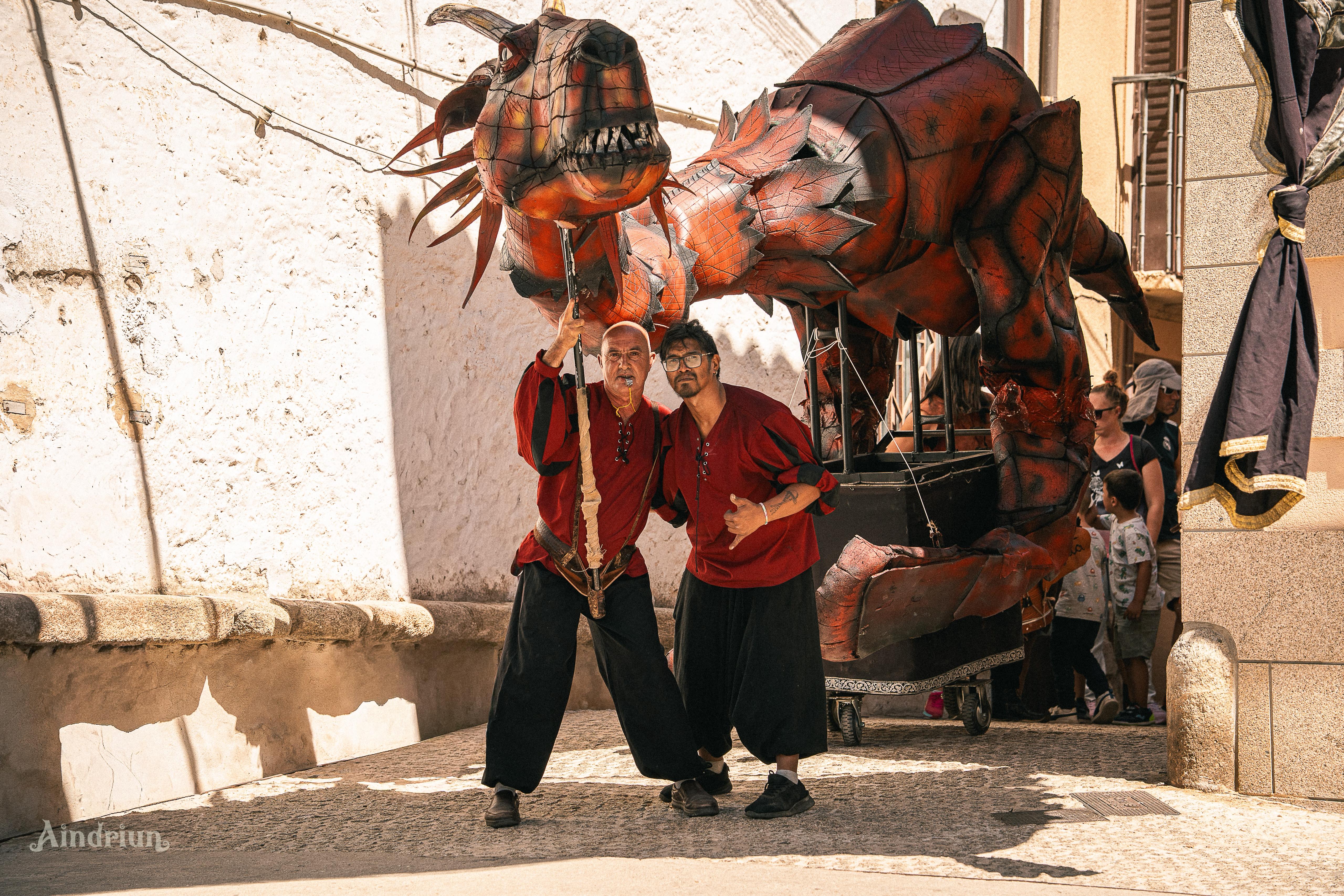 El Dragón Rojo recorre las calles acompañado por sus cuidadores