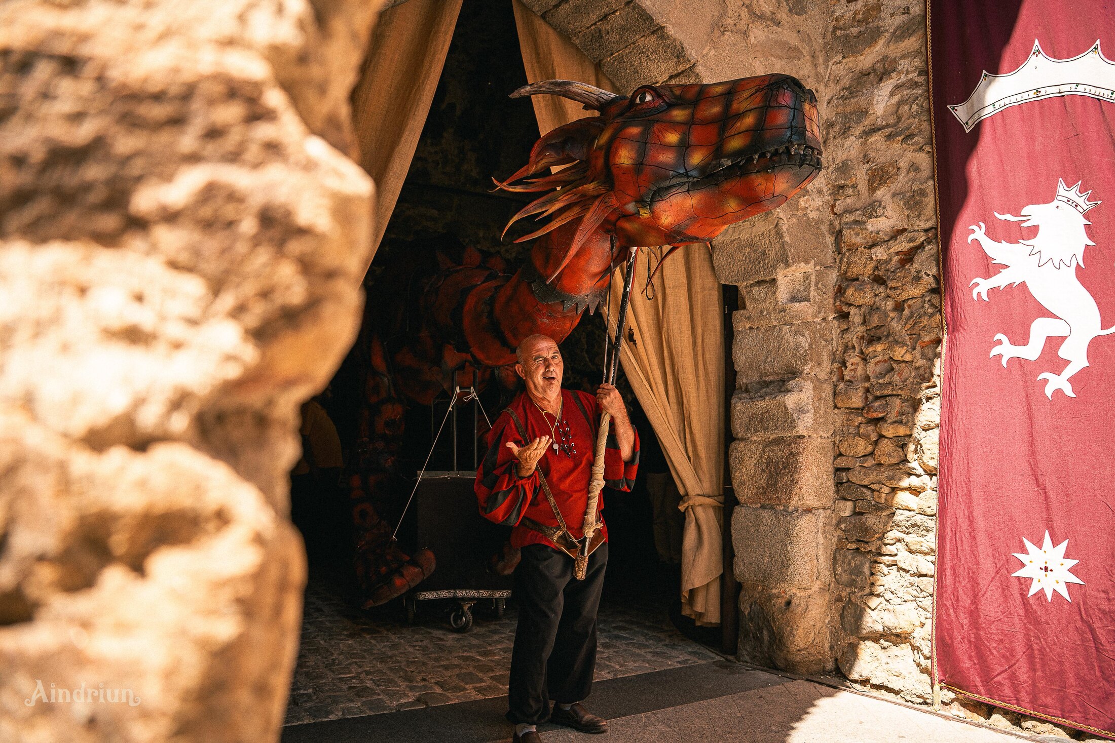 El Dragón Rojo aparece por una puerta medieval
