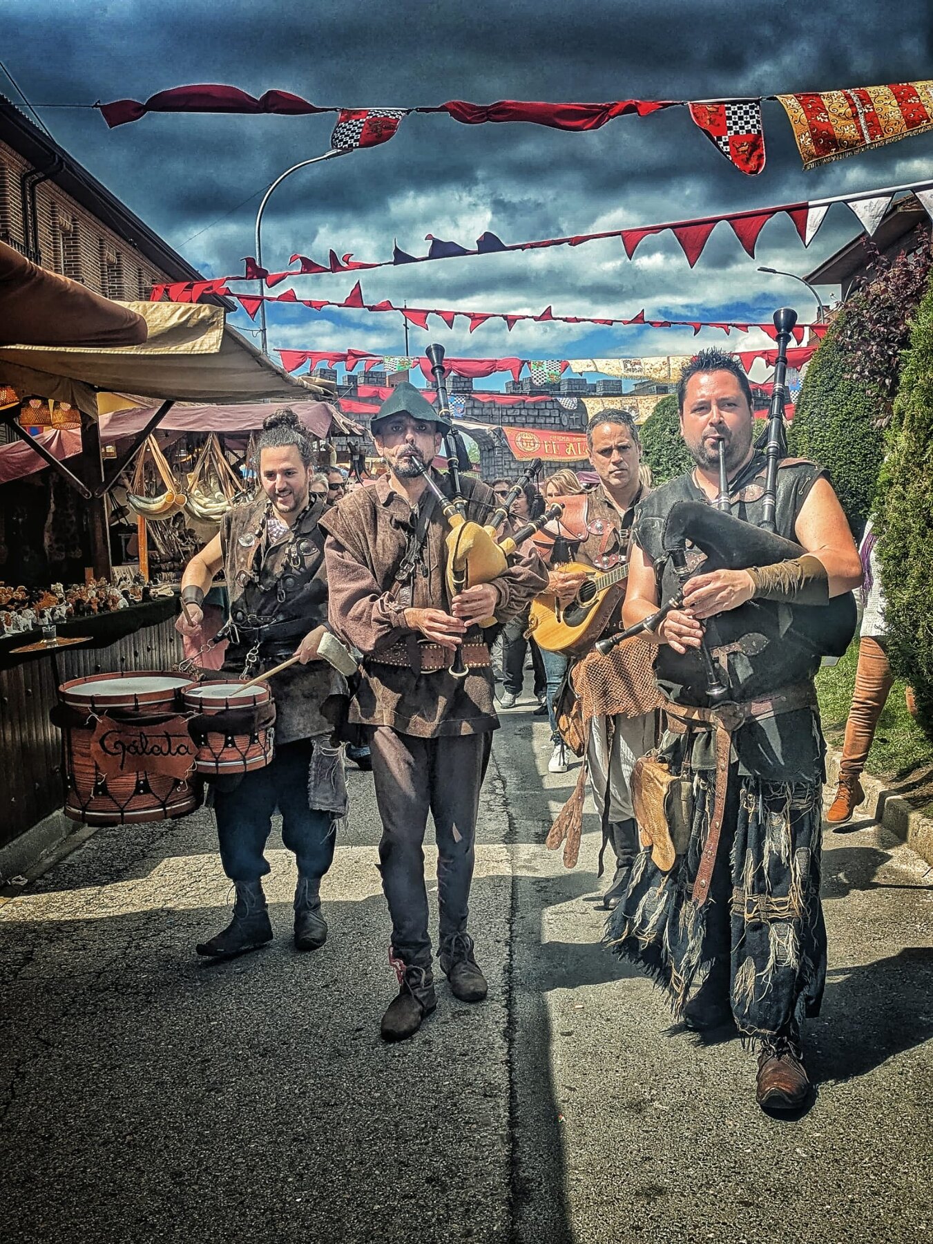 Músicos de Galata recorriendo el mercado medieval con gaitas, guitarra y percusión