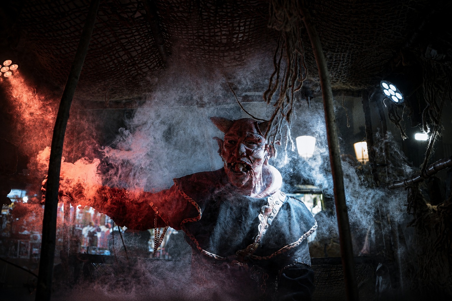 Personaje de gran formato de Demonium entre el humo