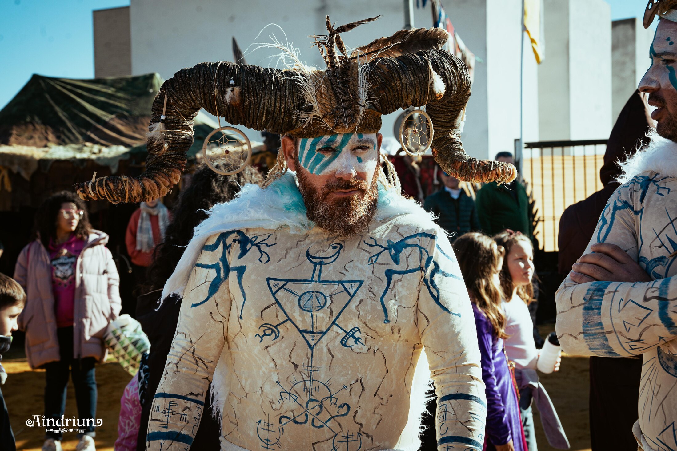 Personajes blancos de Rithual's durante el espectáculo